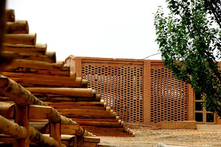 2023汉代著名两关之一,在阳关景区前解决的午饭,来的路上路两边都是葡