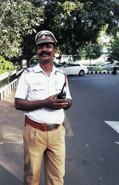 路边执勤的交警大叔,装备远不如天朝阿sir,但服务态度极好,有求必应.