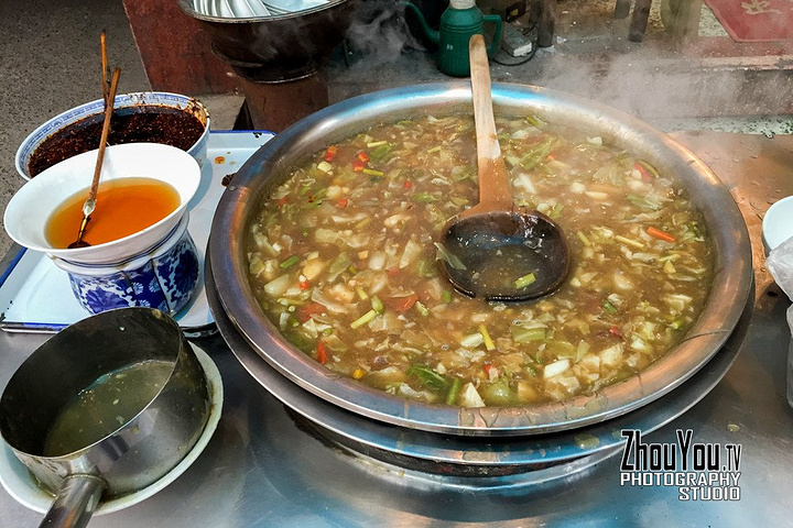 大锅胡辣汤绝对的陕西特色三碗不过岗不过估计你也喝不动三碗毕竟前面