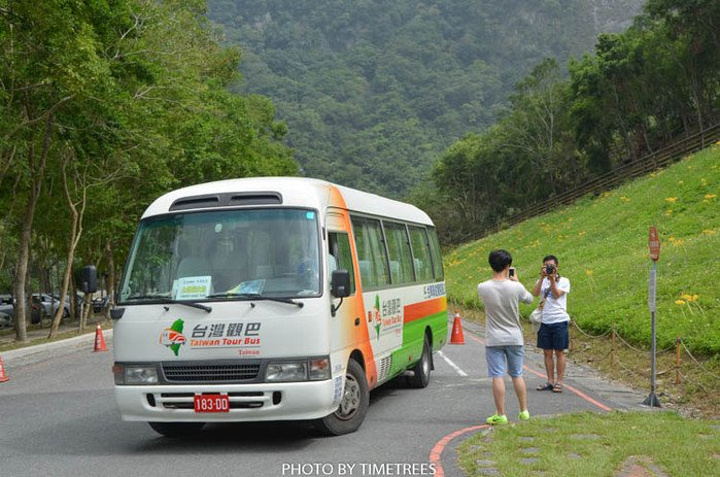 才发现路两旁还有这么高的悬崖峭壁,河流下蚀塑造了