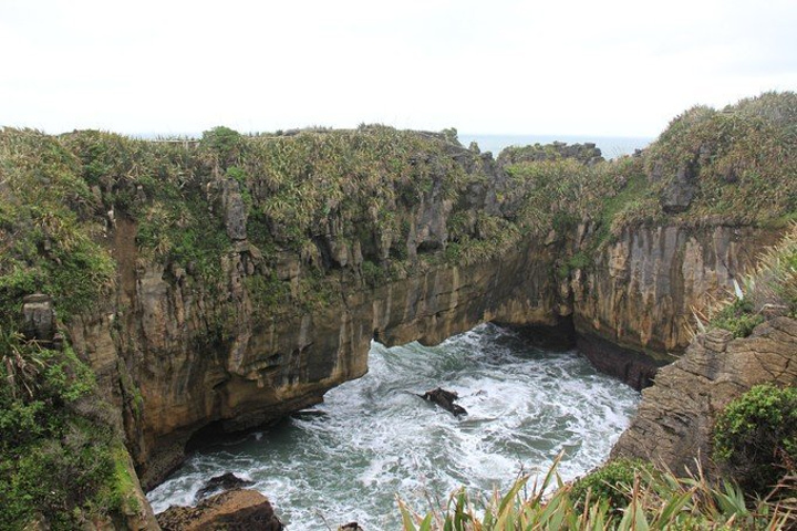 溝壑垂直形成如同巨大的層層薄餅地震活動讓海底水平線上升並最後乾枯