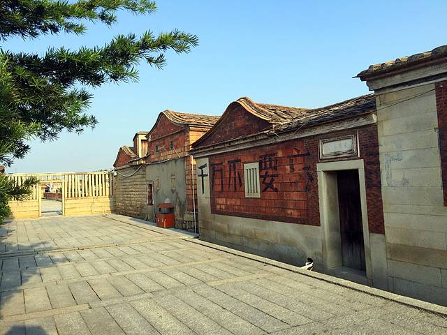 "厝"在闽南语意为房屋.红厝,顾名思义就是红房子.