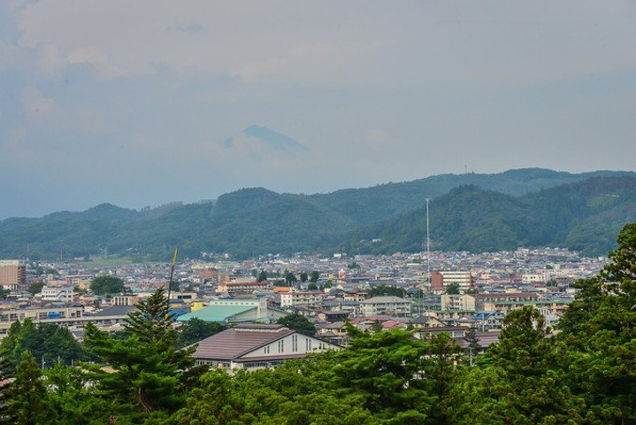 鹤城脚下,还有一处迁来的茶室麟阁,是由日本茶道中很有历史地位的千少