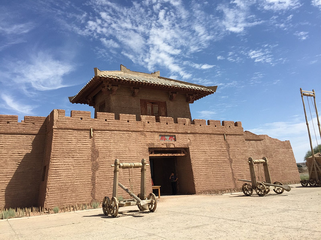 过了这个城门往里走就是坐观光车的地方,其实阳关遗址离大门没有多远