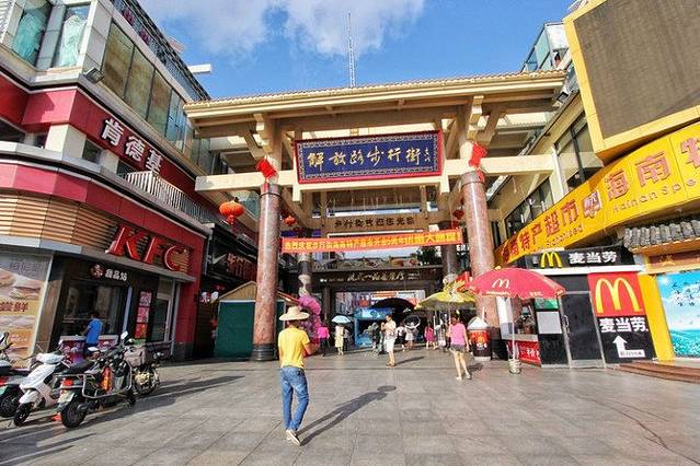 不难找到这一条三亚解放路步行街