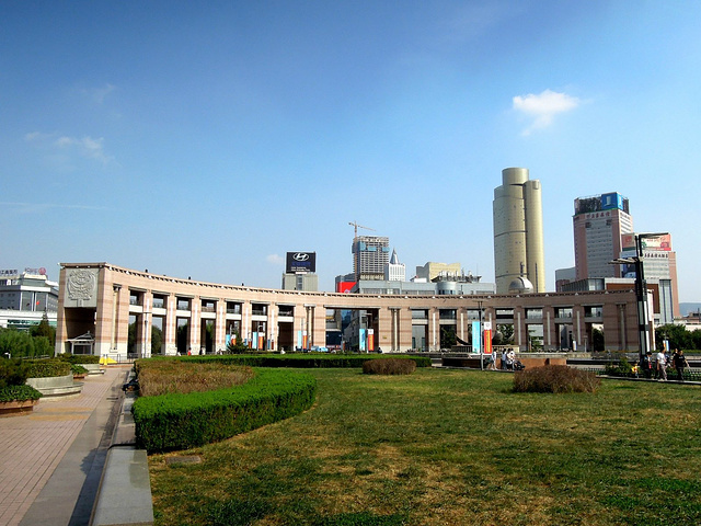 从泉城公园东门出来,乘坐66路(票价2元)公交车来到泉城广场,经过恒隆