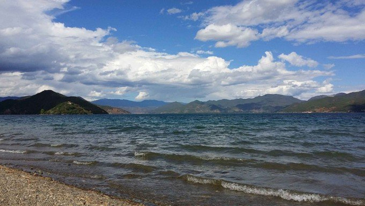 半山腰的景色到是很不错高山梯田满眼的翠绿色有些水田泛着云彩的光