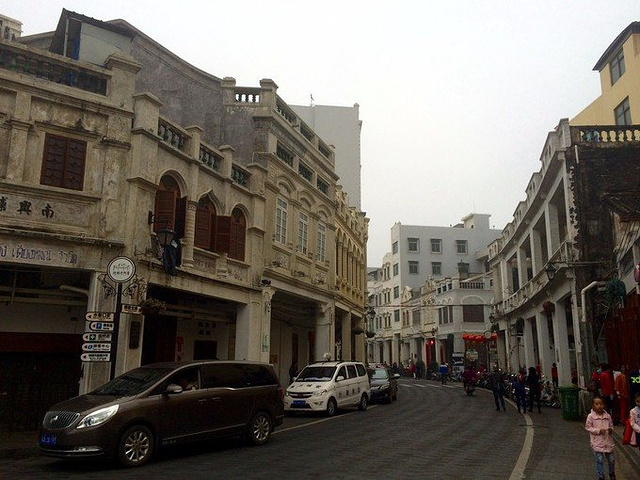 海口骑楼主要分布于海口市得胜沙路,中山路,博爱路,新华路,解放路