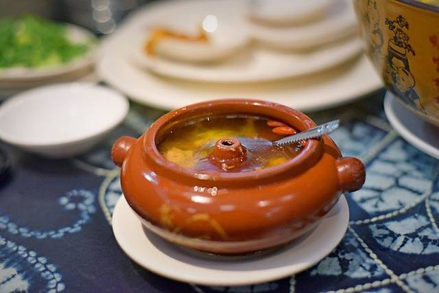 鸡,厨师用当地一种独特的蒸锅蒸出的蒸馏水来烹熟鸡肉,加以三七等中药