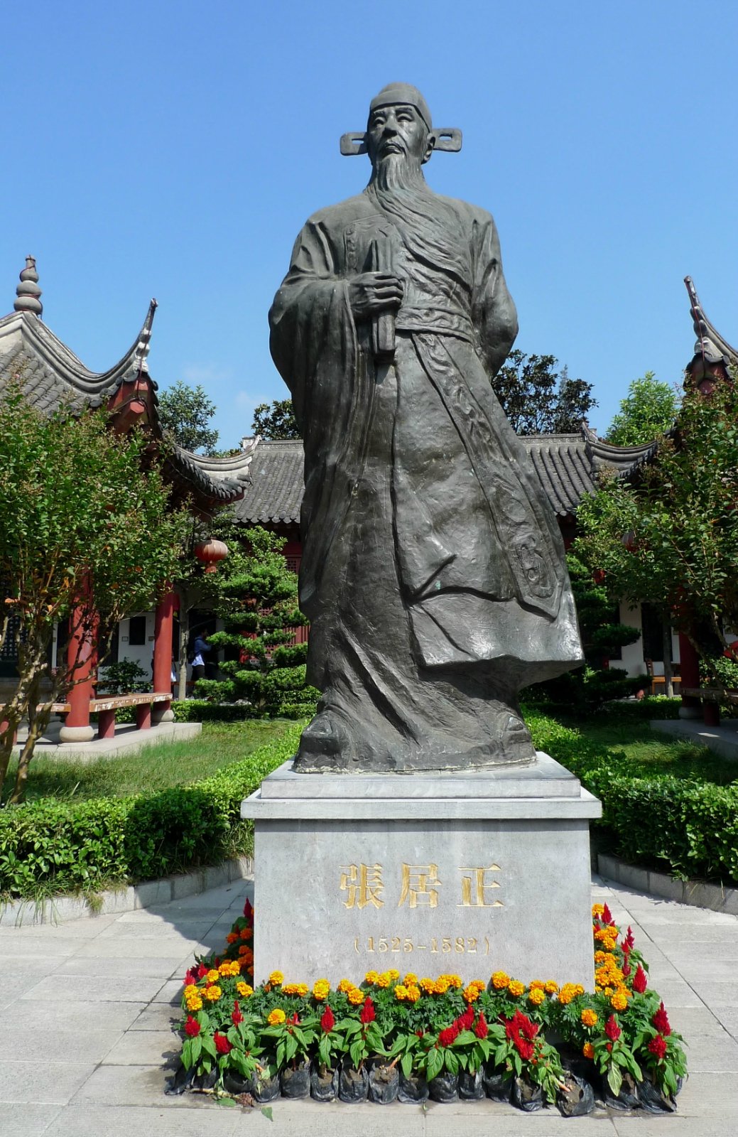 隔所以人流量特别大很多私家车也在故居大门外停车非