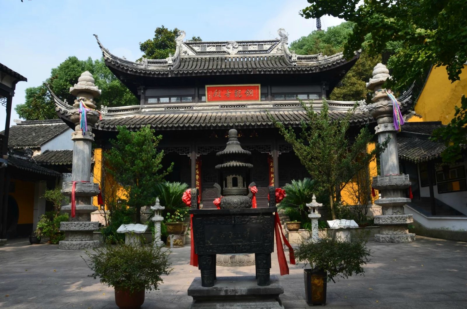 铜观音寺坐落于江苏苏州光福镇龟山南麓,乘坐公交63,64,65,651,652路