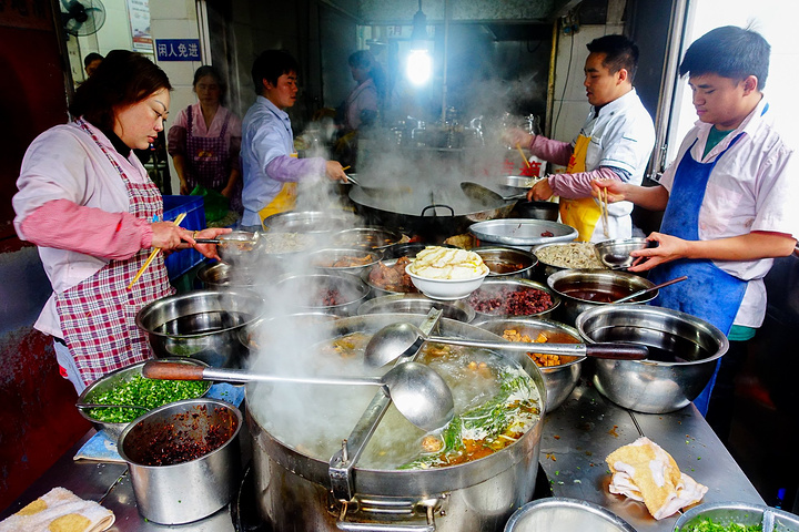 "14一碗好吃不贵，强烈推荐。店面虽小却食客满满，网上的推荐和口碑还是有道理的_金牌罗记肠旺面(蔡家街店)"的评论图片