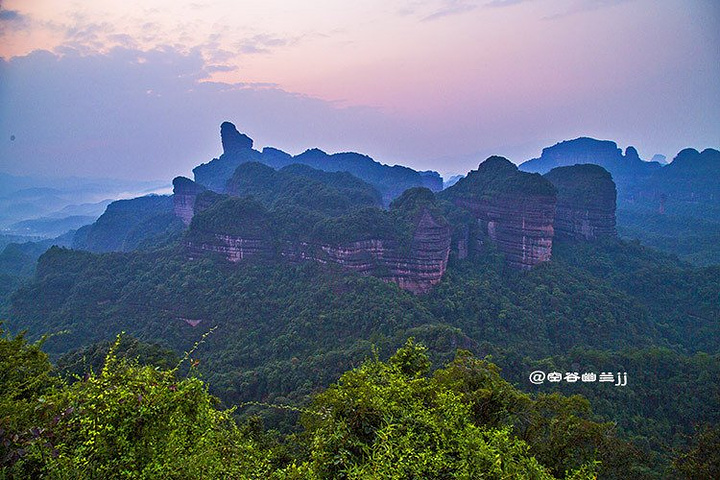 "...叠翠，连绵起伏，“无限风光在险峰”的诗情画意，得到淋漓尽致的体现，让人感受到世界名山的神奇魅力_丹霞山"的评论图片