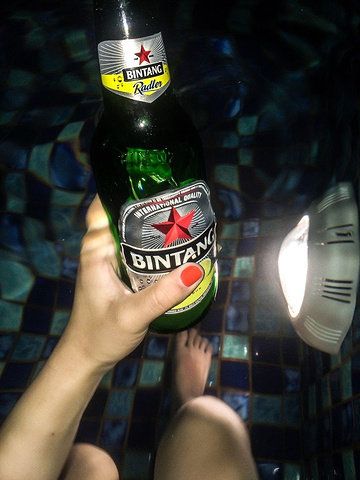 通明天出发时间的时候, 顺手买了两瓶巴厘岛非