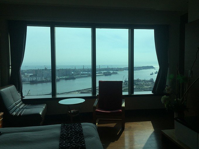 住宿:高雄85海角,一晚398rmb 全海景房 在23楼 超大的落地窗外就是