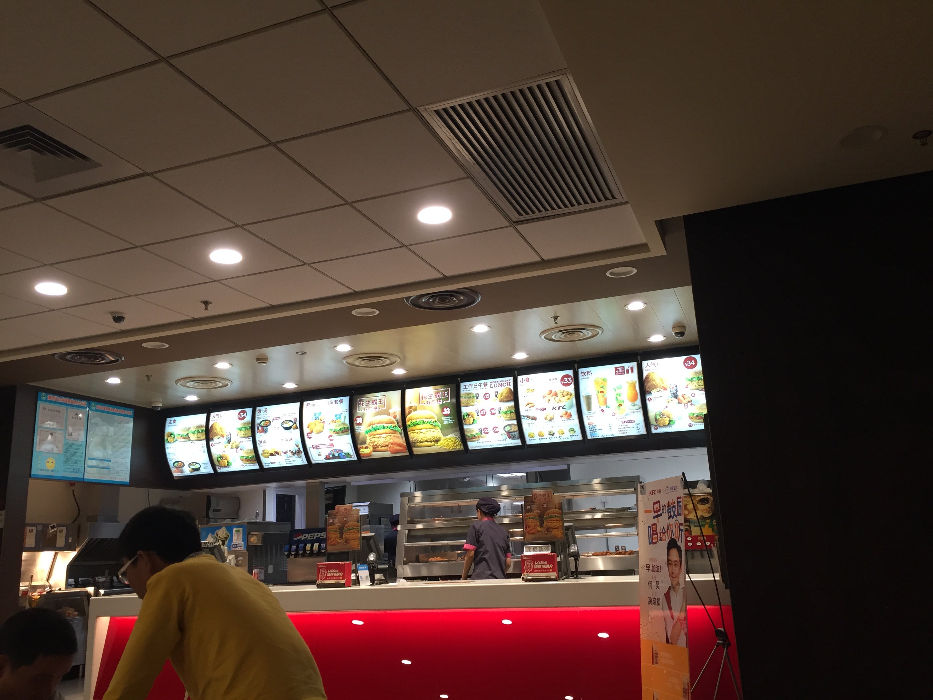 餐厅的服务员还是非常热情的虽然很多菜品点了以后要等一段时间但是