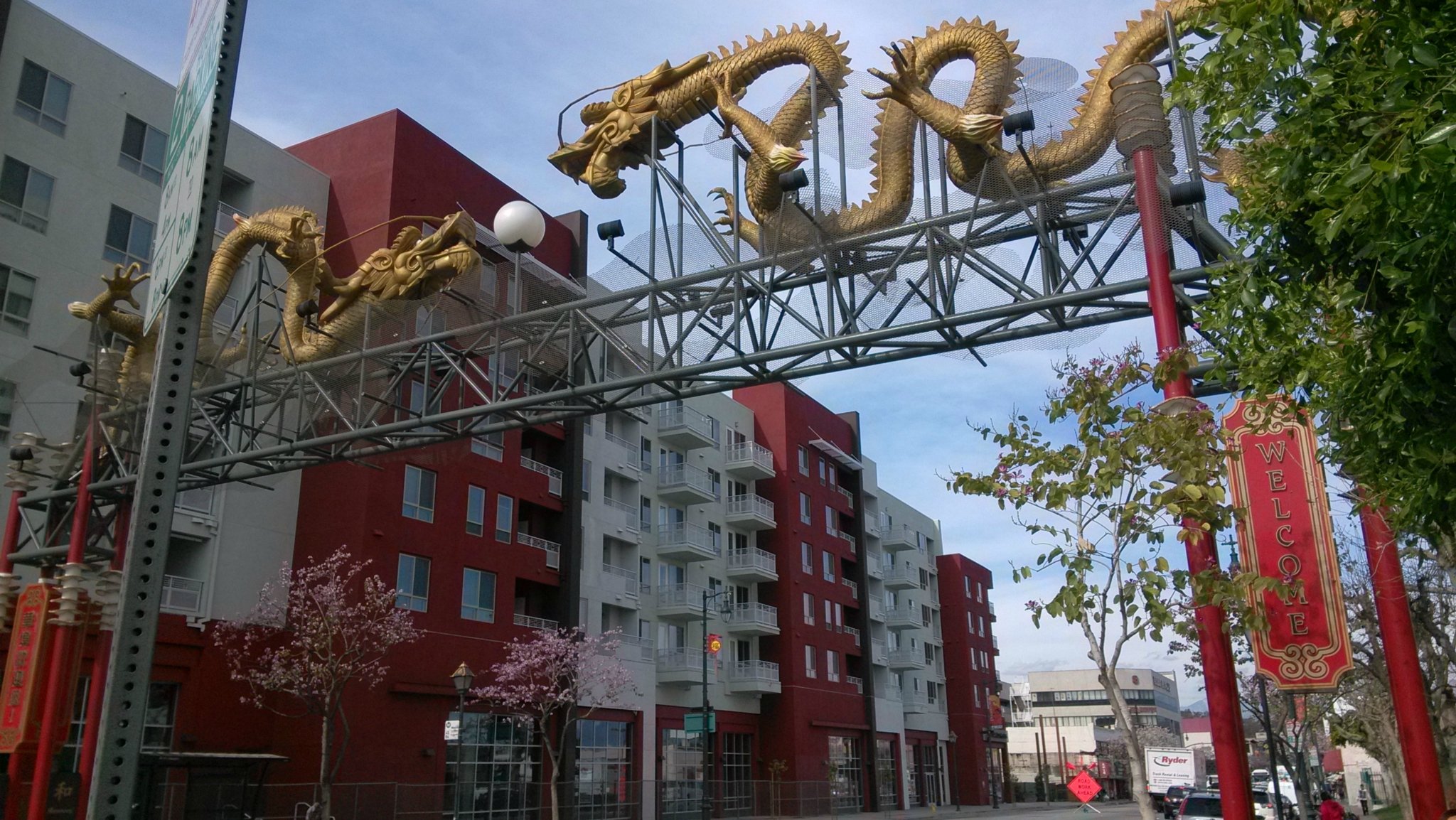 从星光大道出来,坐地铁回到总站,步行15分钟,到了"中国城".