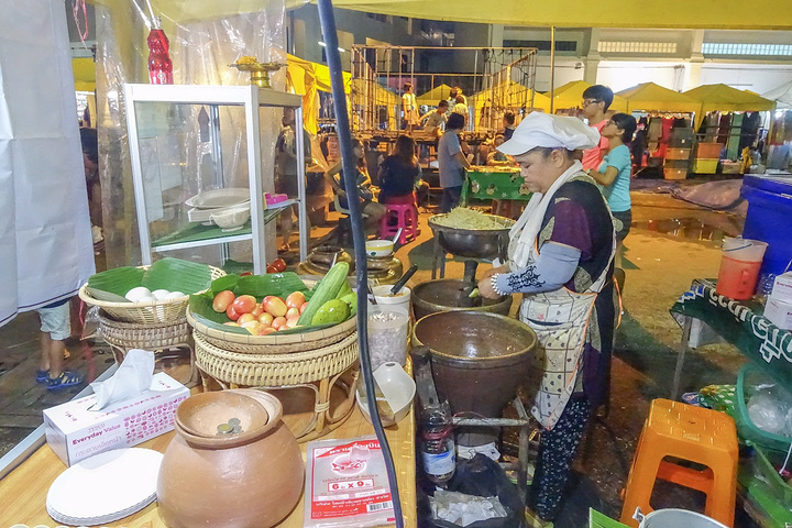 *甲米镇夜市只有在每周五、六、日开放,时间是