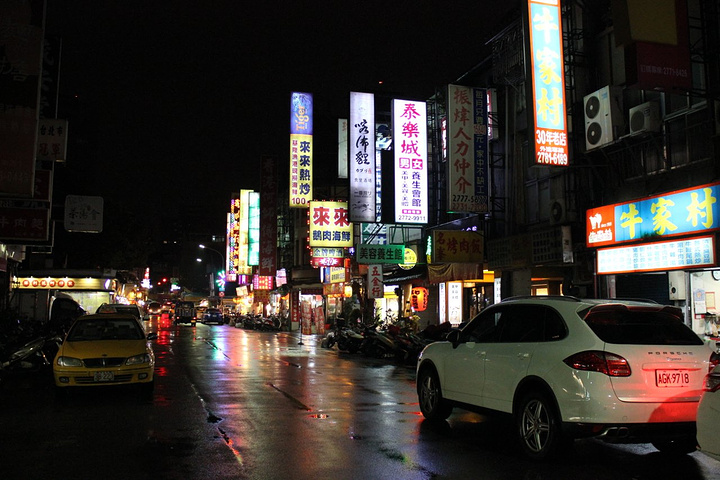 "吃饱饱，步行去辽宁夜市，这个时候我觉得真的是中雨了，雨真的还蛮大的_辽宁街夜市"的评论图片