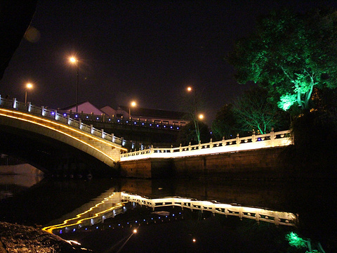 夜游护城河旅游景点图片