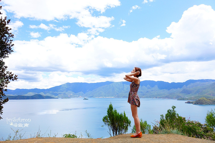 无风时,平静的湖面透亮如镜,山水成影,水天一色,蓝天白云,一并映入湖