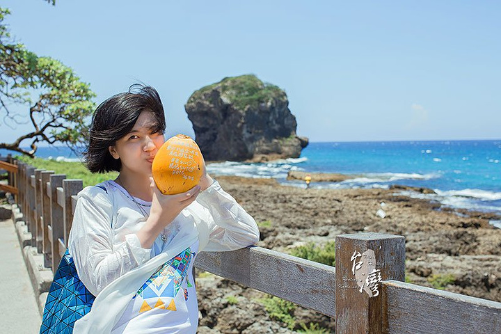 "...存在前台，还是去7-11简单吃个午饭，再晃悠到一直就在旅店门口的景点船帆石，终于近距离观赏了下_船帆石"的评论图片