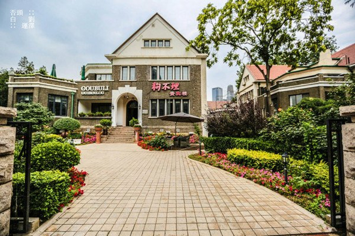 游人多半会被这里吸引,馆里正有些年轻人在排练