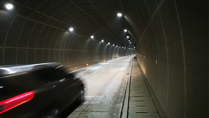 隧道是今年才通的,之前还要走山路,翻过这个无名垭口.