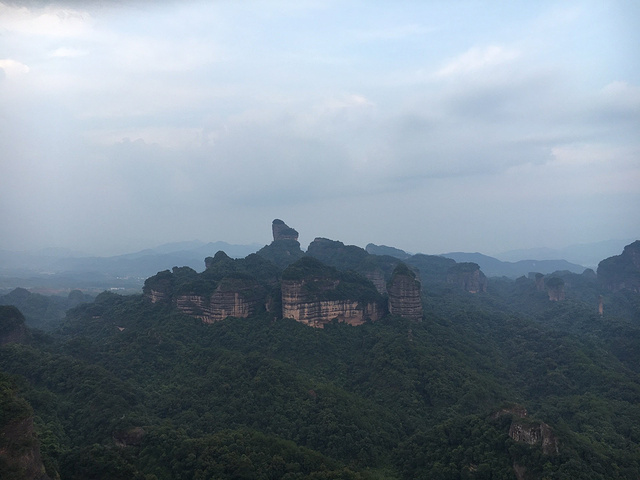 "到观日亭了，没有日落，却看到了丹霞山最美的风景，远处应该就是僧帽峰了。如果有个无人机拍摄，会更加壮丽_观日亭"的评论图片