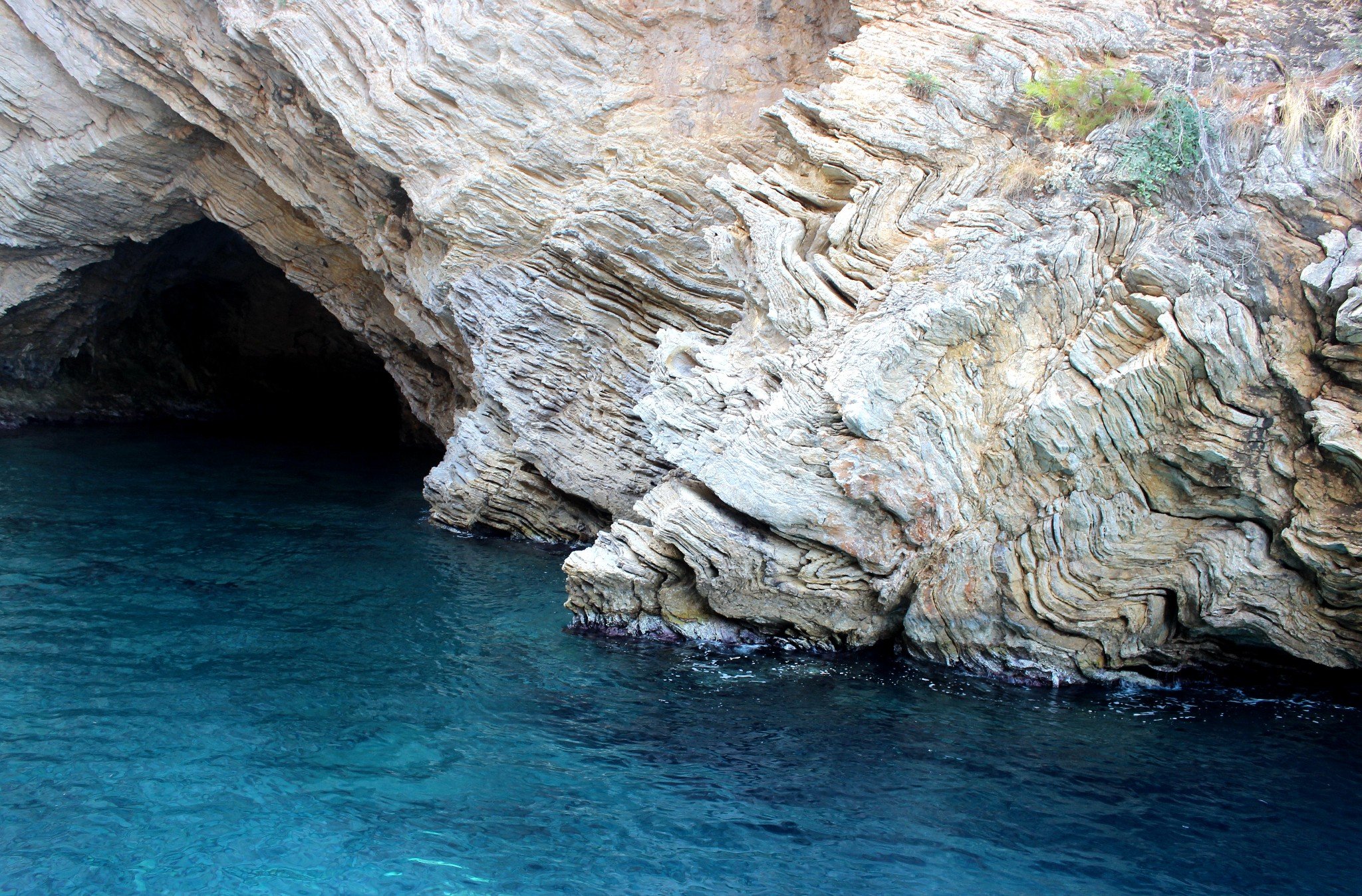 据说这个洞非常有名,叫蓝洞.大概是水特别清?