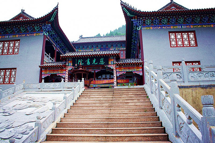 山脚下的"慈光书院".放学的孩子们