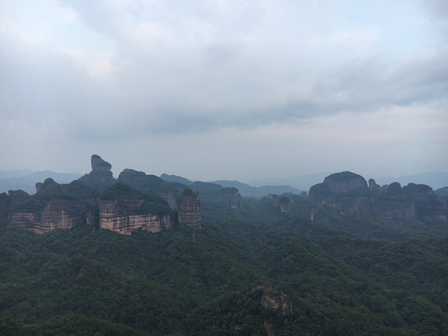 "到观日亭了，没有日落，却看到了丹霞山最美的风景，远处应该就是僧帽峰了。如果有个无人机拍摄，会更加壮丽_观日亭"的评论图片