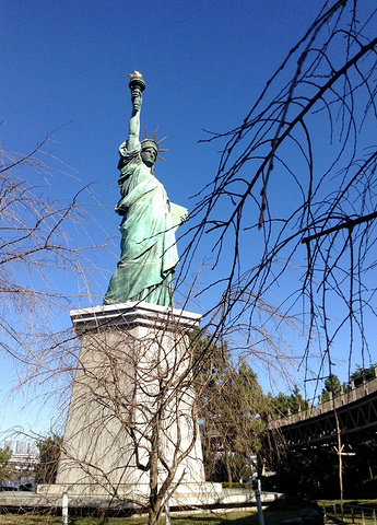 2017矗立在台场海滨公园里的自由女神像比美