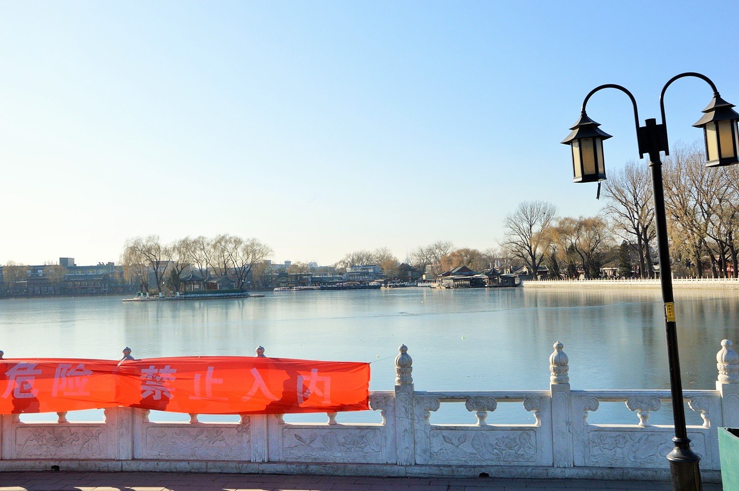 银锭桥位于北京市西城区银锭桥胡同3号,是前海和后海一带的著名景点了