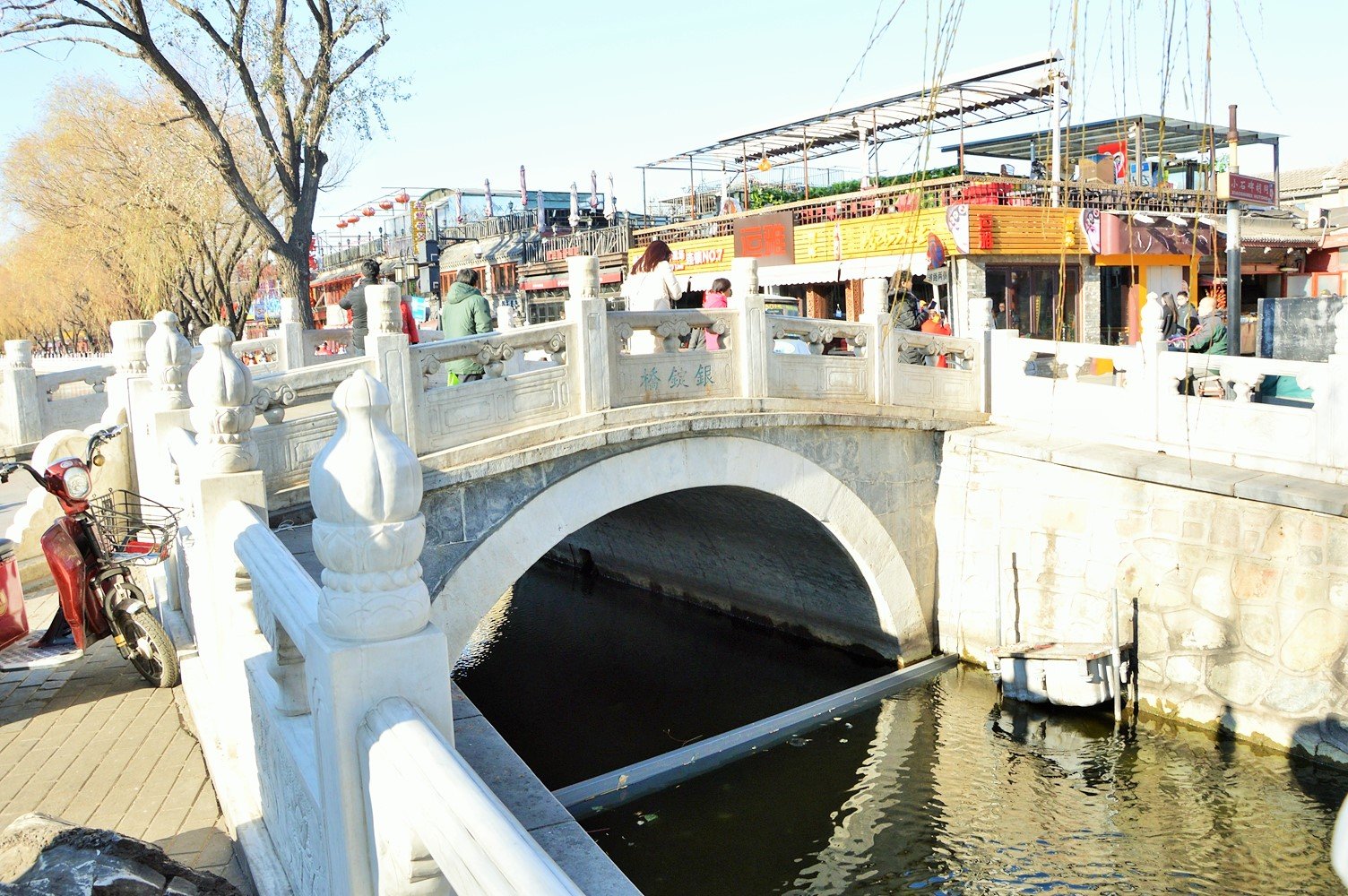 银锭桥位于北京市西城区银锭桥胡同3号,是前海和后海一带的著名景点了