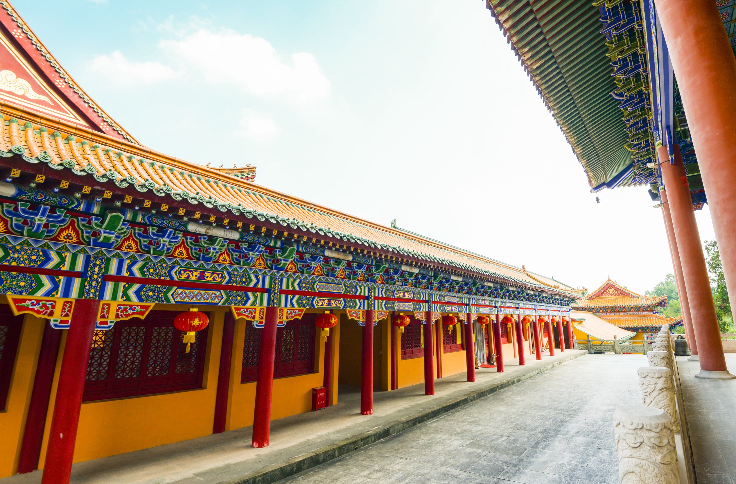 禅源寺,四周环山,景色极为幽雅.