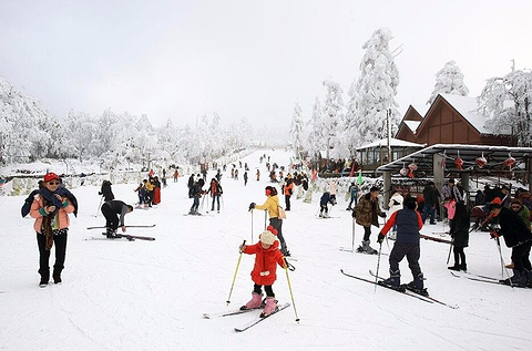 2018而且冬季到次年二月还实行凭门票送滑雪一个小时噢。平常门票180,现在120,学生60!虽然是淡季_峨眉山滑雪场评论 - 去哪儿攻略社区