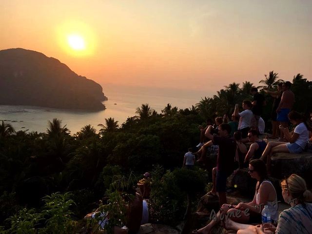 "下午4点多就开始出发去皮皮岛的观景台（Phi Phi Viewpoint) 观看皮皮岛的全景和日落_皮皮岛观景台"的评论图片