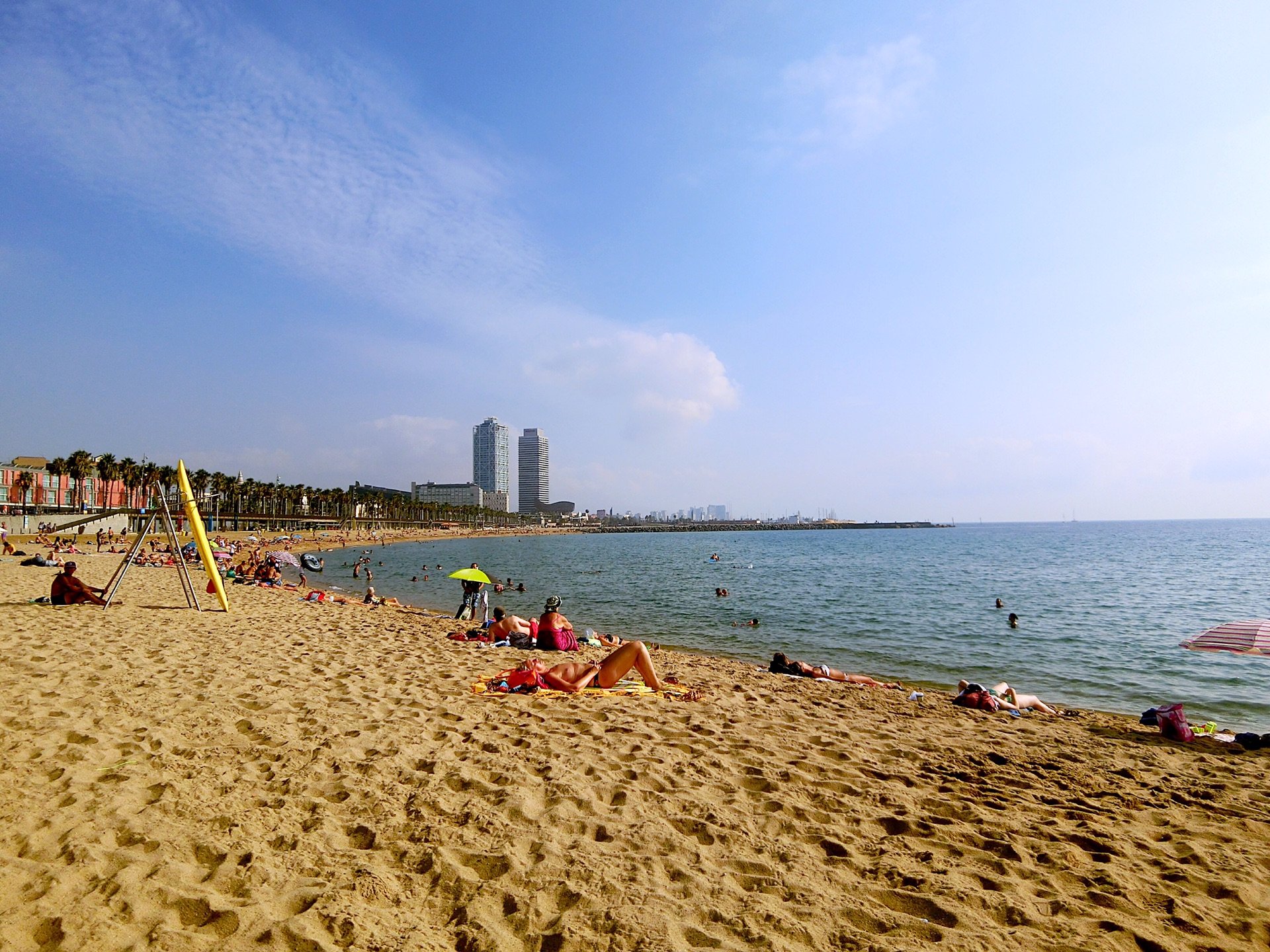 欧洲人真的好爱晒太阳啊～ 那么早就躺沙滩上享受日光浴了,全靠自拍杆