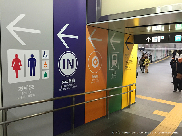 很清晰的标识牌根本不会走丢,不同地铁的标志和颜色真的很重要简单明