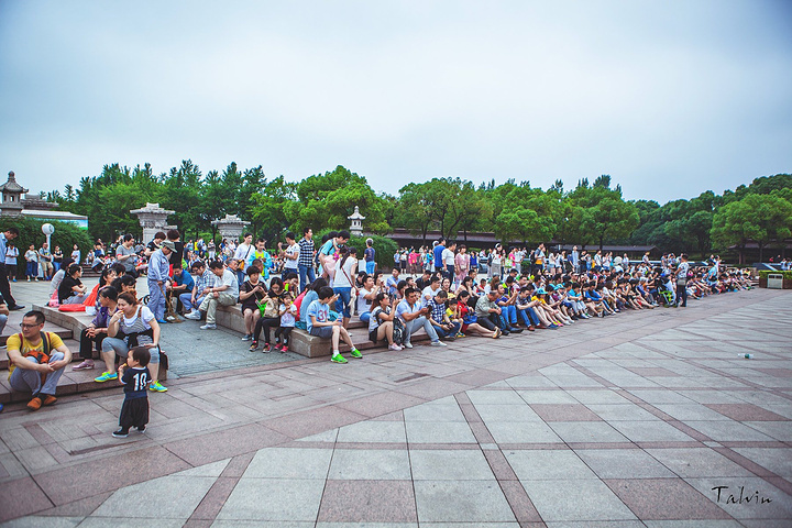 "场面非常宏大。九龙灌浴，讲的是如来出生即得道的一个故事场景，整个喷水效果和音乐氛围都做的很大气_九龙灌浴"的评论图片