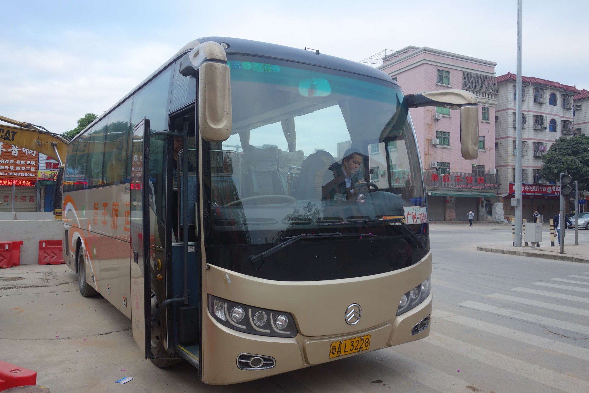 早餐后乘车赴中山珠海.