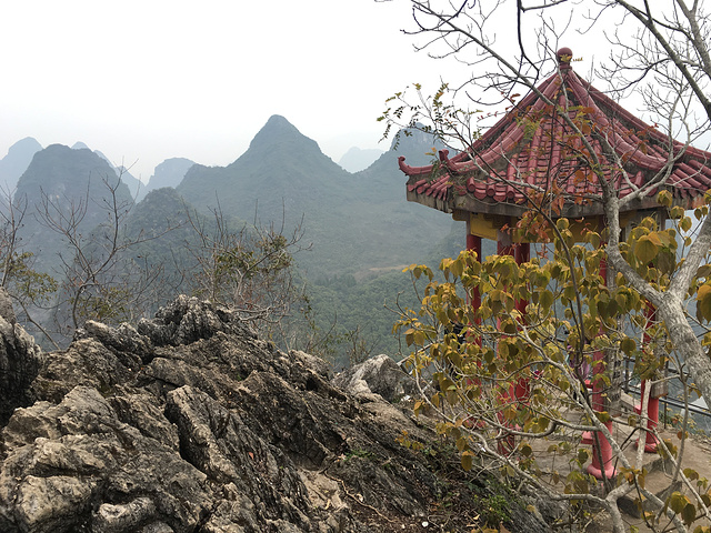 "眼睛始终不敢往下看，越过险梯，再爬一段就到山顶凉亭，一眼望去，整个兴坪美景尽收眼底，努力没有白..._老寨山"的评论图片