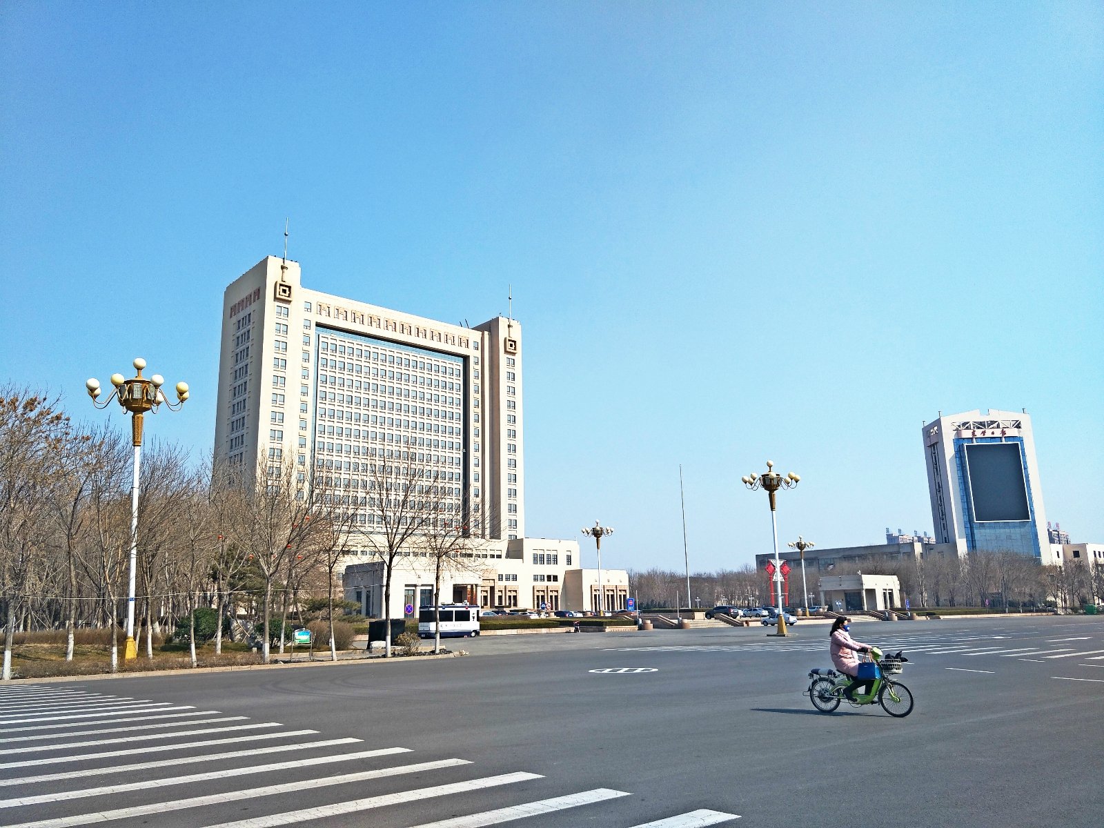 【景点介绍】新世纪广场是东营市市政府的配套广场,也是东营市的人民