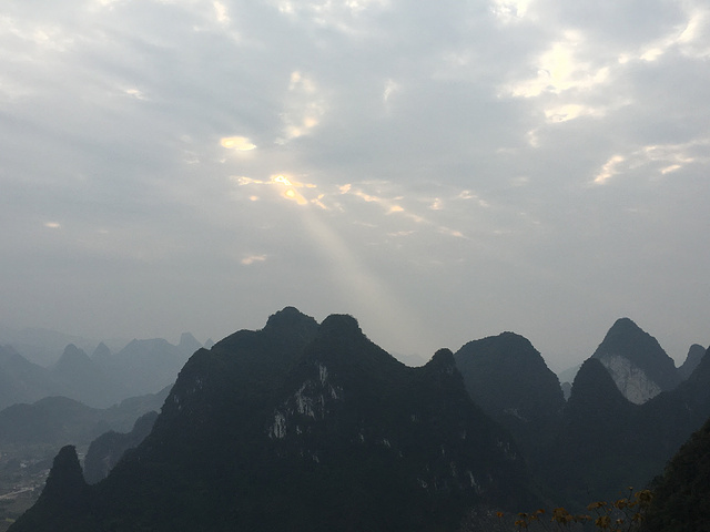 "眼睛始终不敢往下看，越过险梯，再爬一段就到山顶凉亭，一眼望去，整个兴坪美景尽收眼底，努力没有白..._老寨山"的评论图片