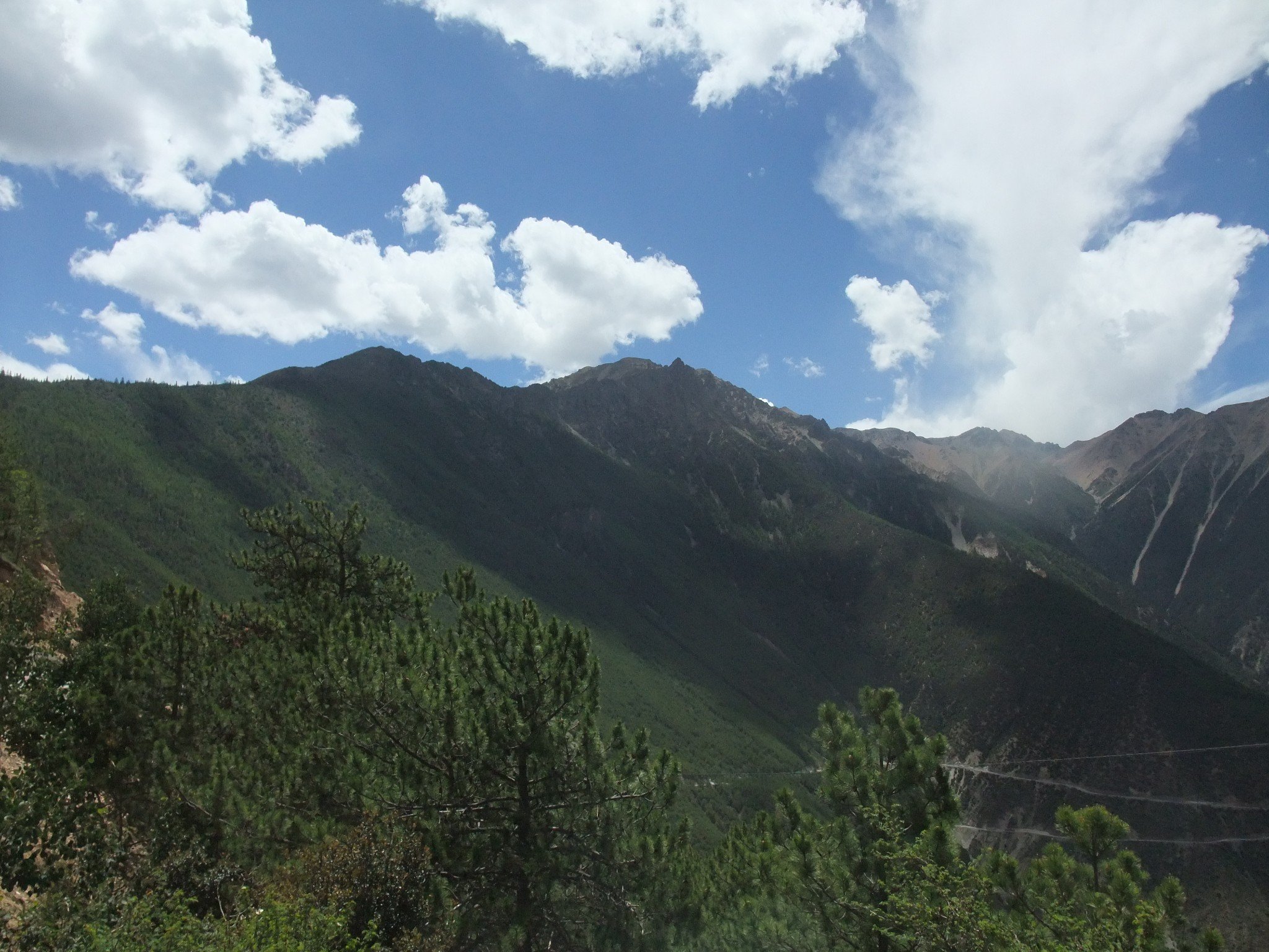 2022觉巴山游玩攻略,山路弯弯大峡谷群山连绵浅细. 【去哪儿攻略】