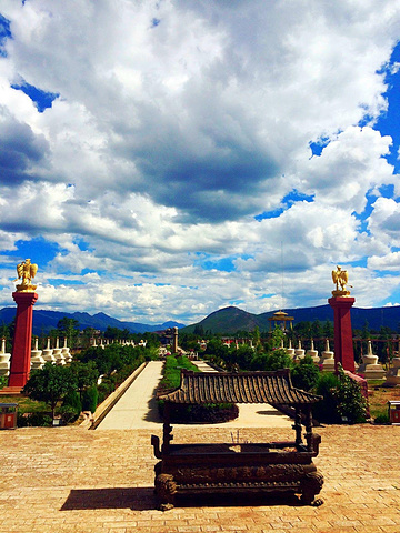 丽江金塔景区是由十七世东宝仲巴活佛发心主持,2005年建立