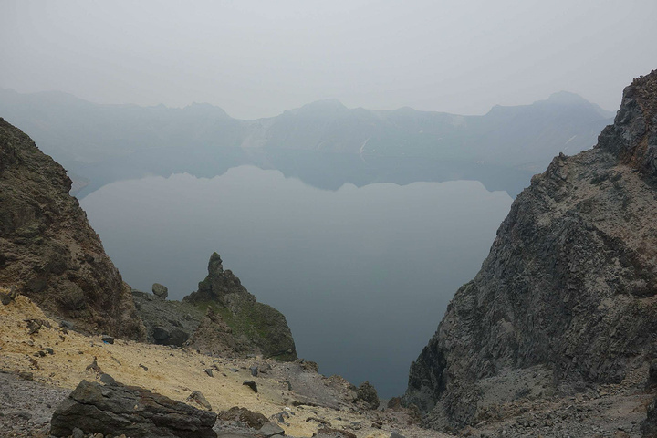 2017长白山天池是中国最深的湖泊,又是海拔最