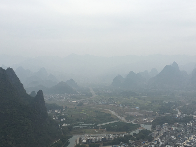 "眼睛始终不敢往下看，越过险梯，再爬一段就到山顶凉亭，一眼望去，整个兴坪美景尽收眼底，努力没有白..._老寨山"的评论图片