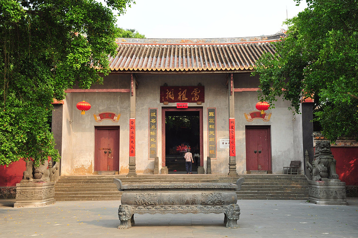 雷祖祠位于雷州城西南五里之英傍山称雷岗耸异始建于唐贞观十六年公元
